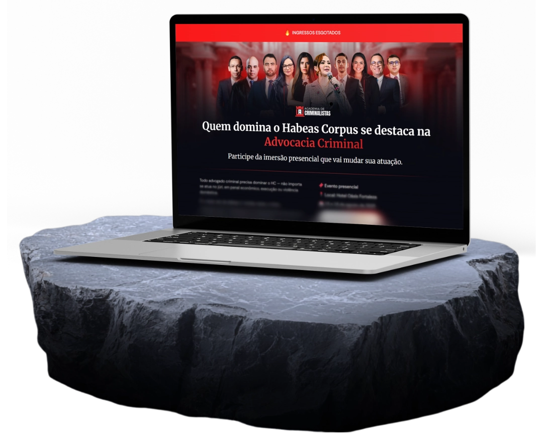 Mockup de uma landing page em um notebook sobre uma base de pedra